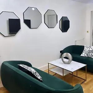https://apt-cosy-1-bed-near-excel.brighton-hotels-england.com